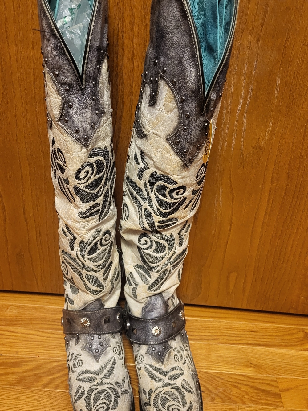 Corral Cream Leather Western Boots with Dark Gray/Black Rose Floral Embroidery - Picture 2 of 11
